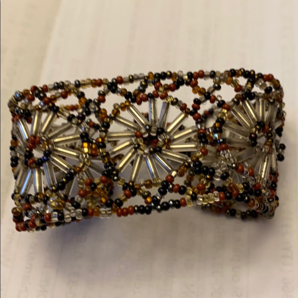 Unique vintage beaded bracelet.  7 inch end to end
